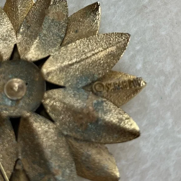 Sarah Coventry "Satin Petals" Signed Gold Tone Brooch & Matching Earrings -1964 - Picture 9 of 13